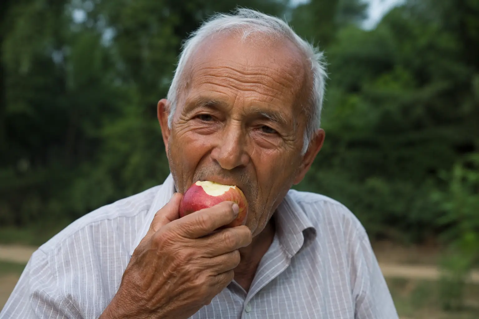 Eat without restrictions with dental implants